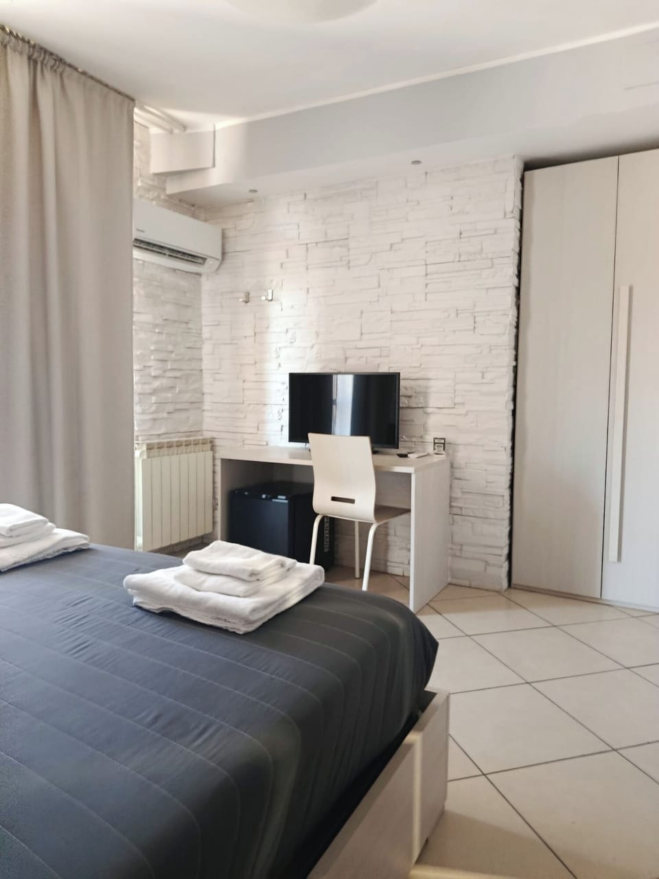 Classic Double or Twin Room, 1 Bedroom | In-room safe, desk, WiFi (free), bed sheets