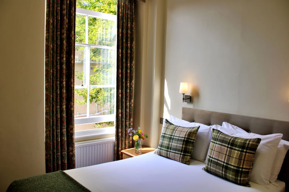 Small Double Room | Hypo-allergenic bedding, desk, iron/ironing board, free WiFi
