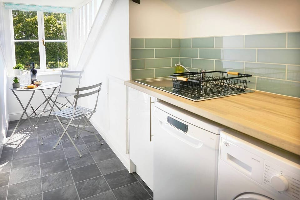 Kitchen/diner Features sleek cabinetry, pendant lighting, and a stylish backsplash, perfect for cooking and entertaining.