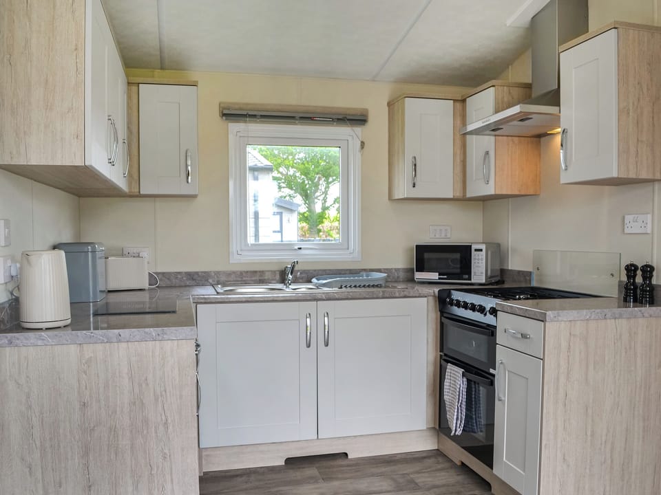 Kitchen | Lodge 43 - Bridlington Holiday Park - Bridlington Lodges, Carnaby, near Bridlington