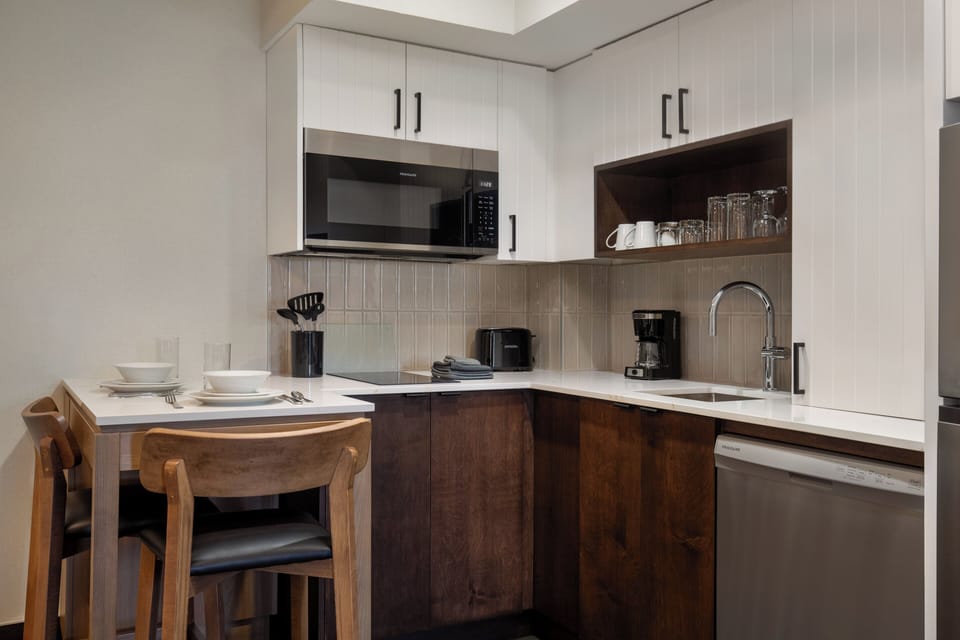 Full-size fridge, microwave, stovetop, dishwasher
