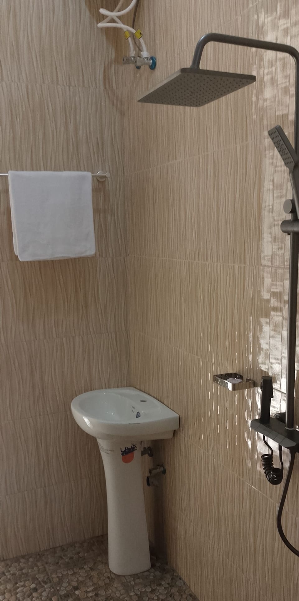 Deluxe Double Room, Garden View | Bathroom | Shower, free toiletries, towels, soap