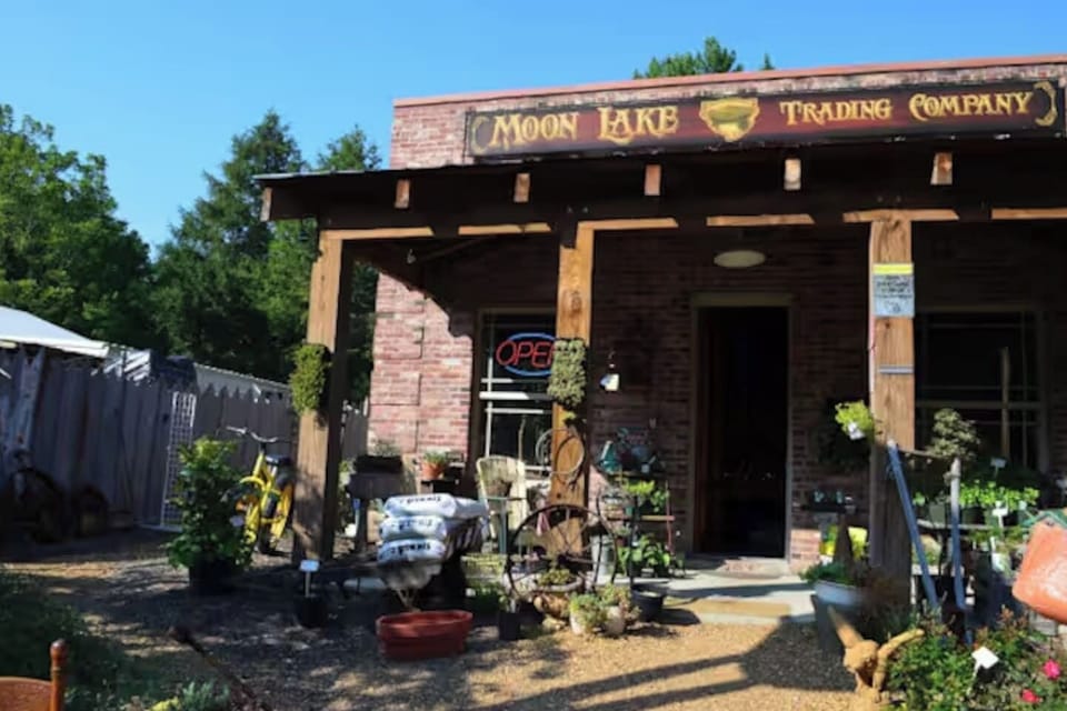 A unique shop and café featuring locally sourced food, drinks, and handmade crafts — perfect for breakfast, lunch, or picking up gifts.