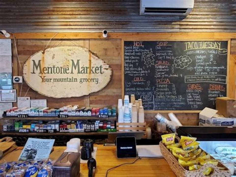 This longtime general store + eatery is a local hub — grab groceries, everyday supplies, or enjoy breakfast, lunch, or pizza. Perfect for stocking up or a casual meal.