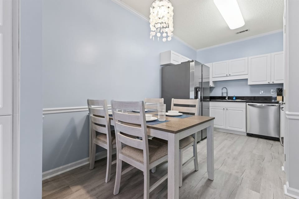 Eat-in Kitchen