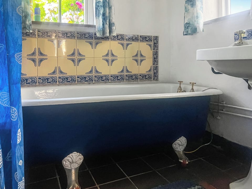 Bathroom | Monthly Tutor&rsquo;s Cottage, Fishguard