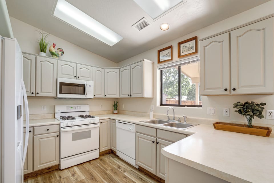 Kitchen | Keurig Coffee Maker (Starter K-Cups Provided)