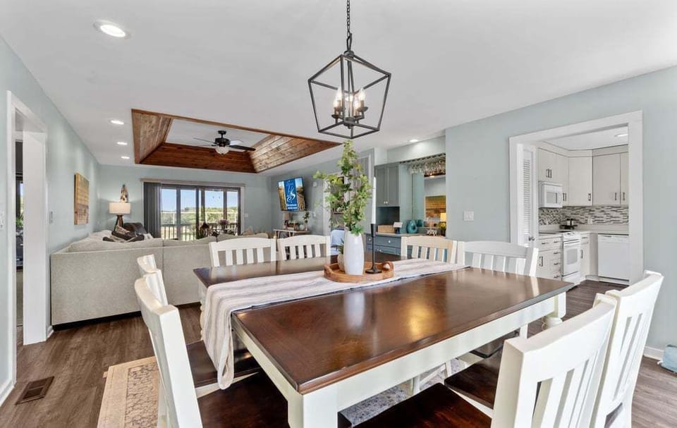Top-Level Dining Room with Table (seats 8)
