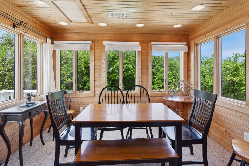 An additional Dining Area filled with sunlight is the perfect spot to relax with an evening meal.