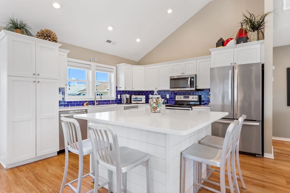Eat together at the Kitchen island and enjoy plenty of prep space for an unforgettable family meal.