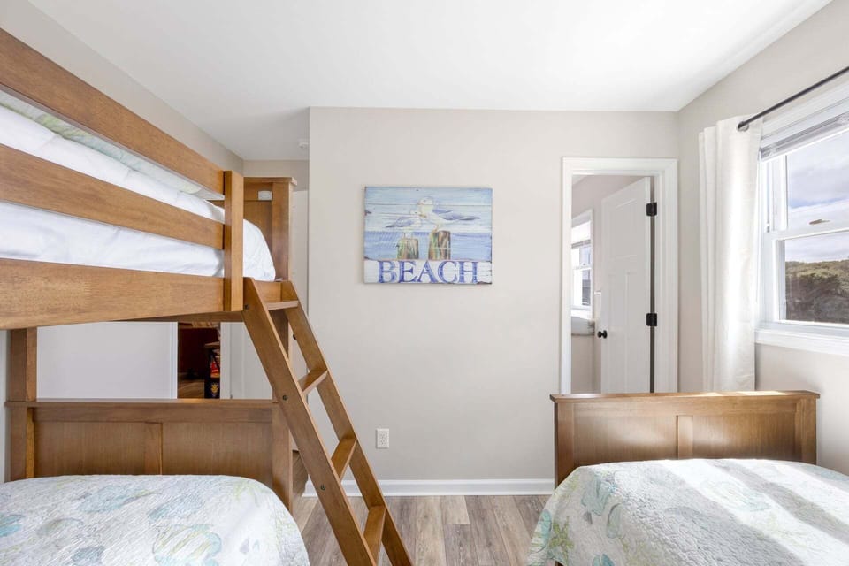 This bedroom has 1 bunk and 1 twin.