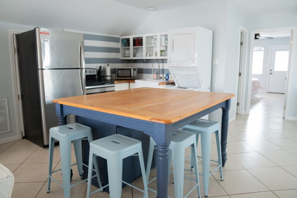 Fully Stocked Kitchen w/washer and dryer