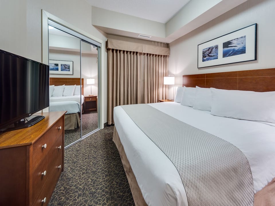 Junior Room, Jetted Tub | Desk, blackout drapes, iron/ironing board, WiFi (free)