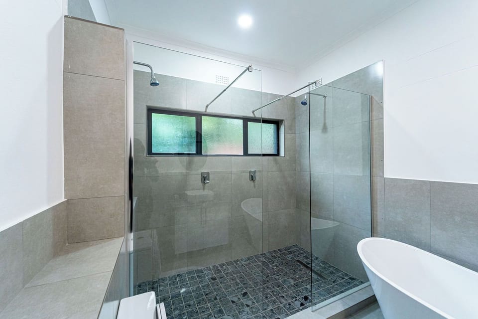 Executive Double or Twin Room, 1 King Bed, Non Smoking, Bathtub | Bathroom | Shower, rainfall showerhead, free toiletries, towels