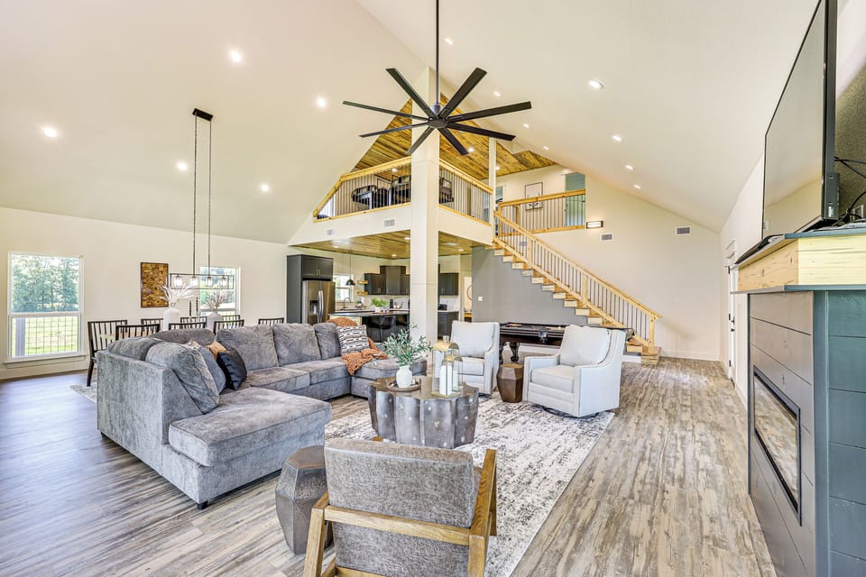 Cabin Interior | Central Air Conditioning & Heating | 1st Floor
