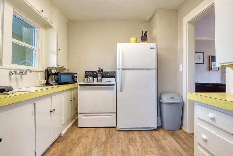 #StayinMyDistrict Historical Heritage House Apartments in Coos Bay! Entrance to Apartment. #BookDirect #HeritageHouseCoosBay #StayinMyDistrict