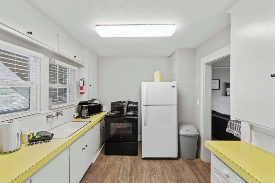 #StayinMyDistrict Historical Heritage House Apartments in Coos Bay! Entrance to Apartment. #BookDirect #HeritageHouseCoosBay #StayinMyDistrict