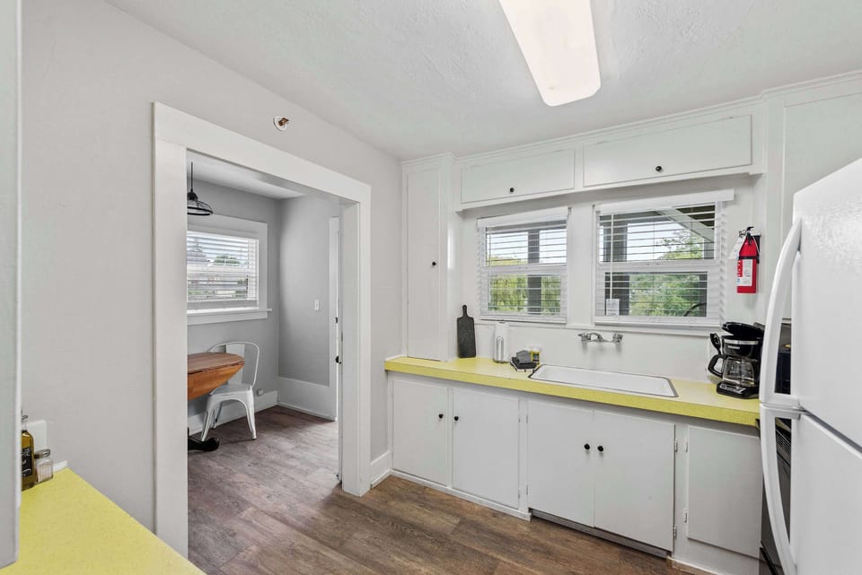 #StayinMyDistrict Historical Heritage House Apartments in Coos Bay! Entrance to Apartment. #BookDirect #HeritageHouseCoosBay #StayinMyDistrict