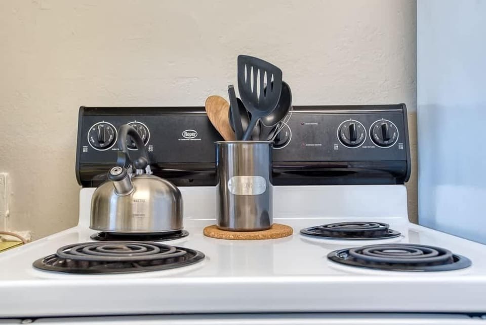 #StayinMyDistrict Historical Heritage House Apartments in Coos Bay! Entrance to Apartment. #BookDirect #HeritageHouseCoosBay #StayinMyDistrict