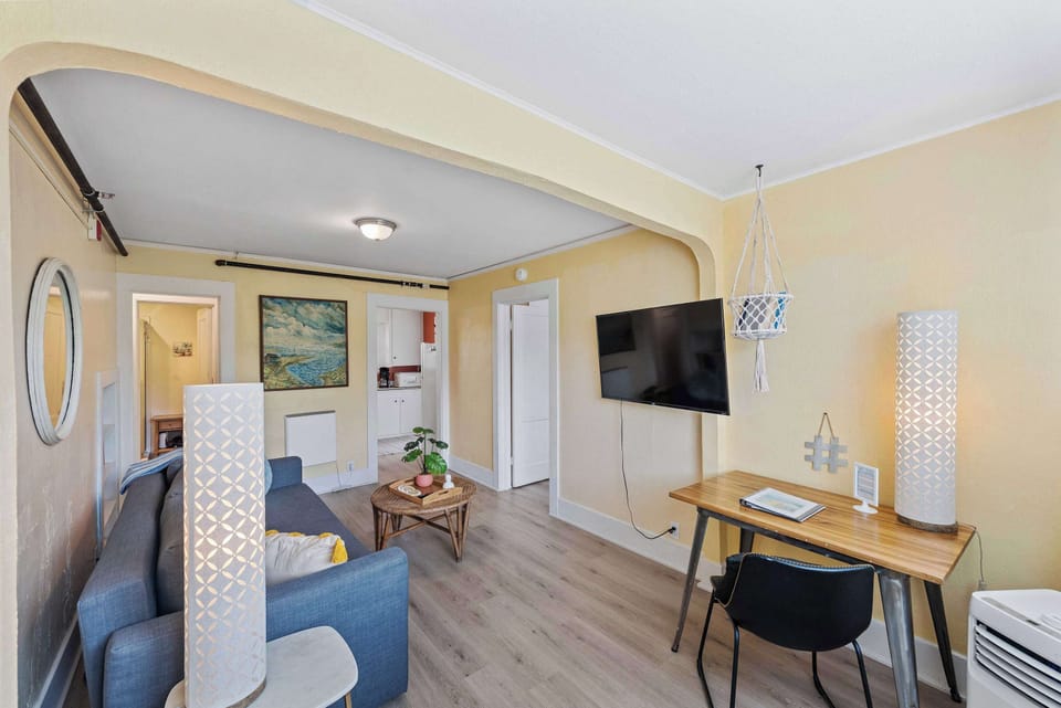#StayinMyDistrict Downtown Coos Bay! Historical Heritage House Apartments. #BookDirect #StayinMyDistrict #HeritageHouseCoosBay