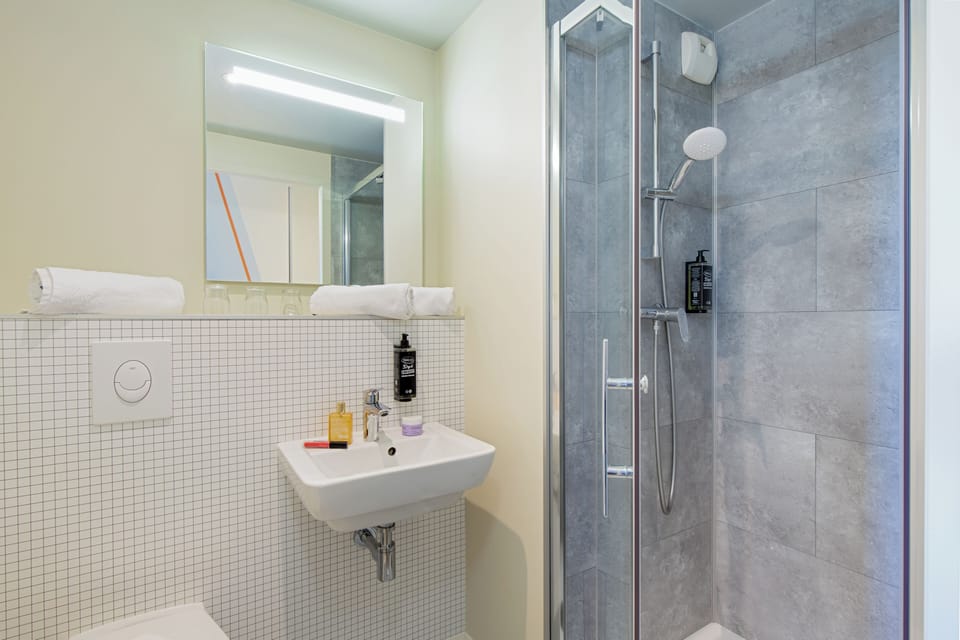 Shower, eco-friendly toiletries, towels