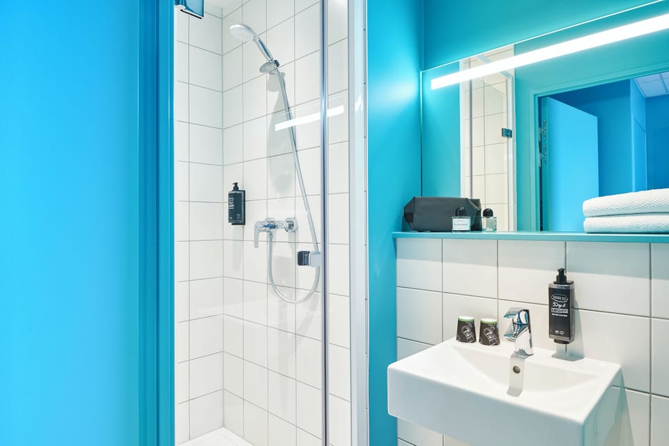 Shower, eco-friendly toiletries, towels