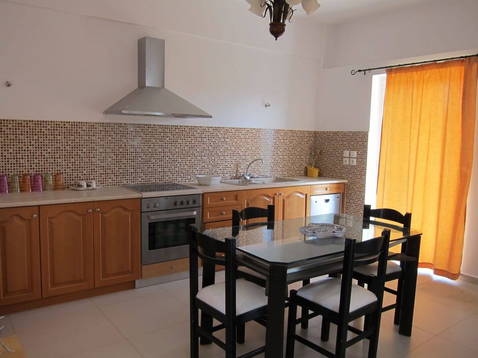 House, 3 Bedrooms | Private kitchen | Mini-fridge, microwave, stovetop, coffee/tea maker