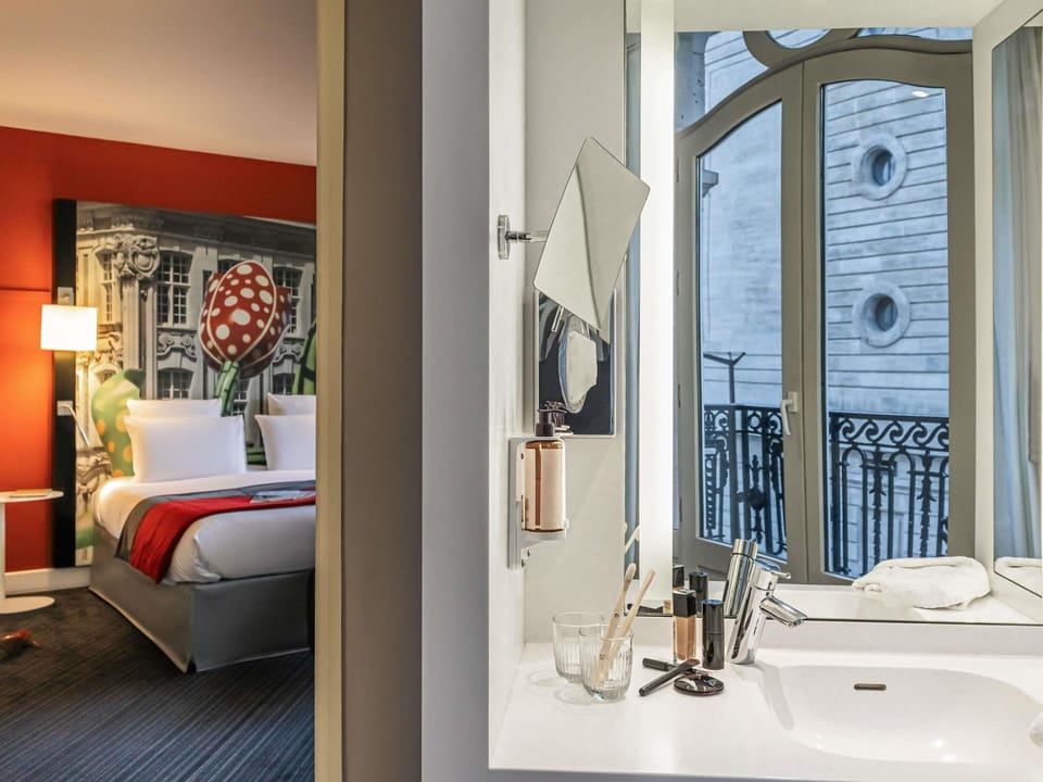 Down comforters, in-room safe, desk, blackout drapes