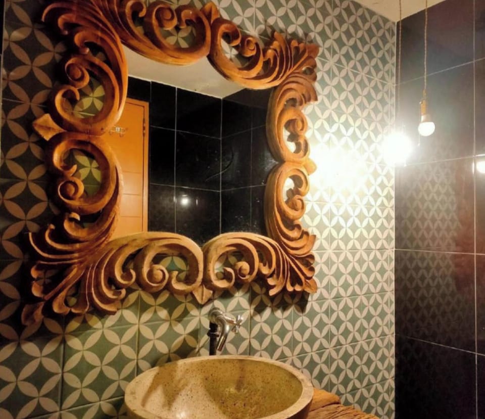 Shower, free toiletries, slippers, bidet