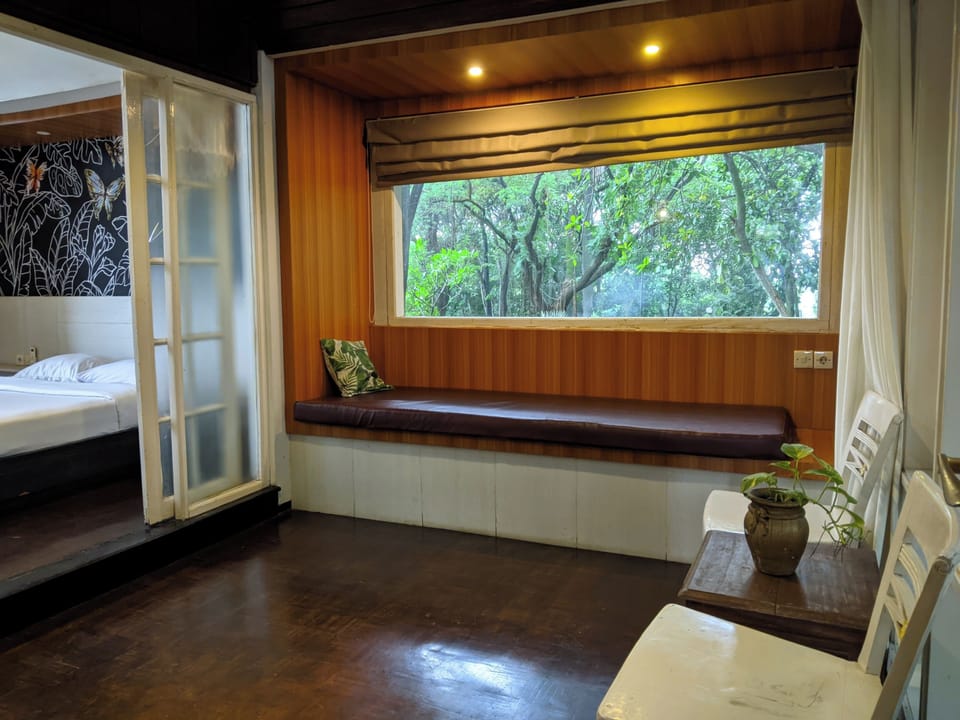 Studio Suite, Garden View | Living area