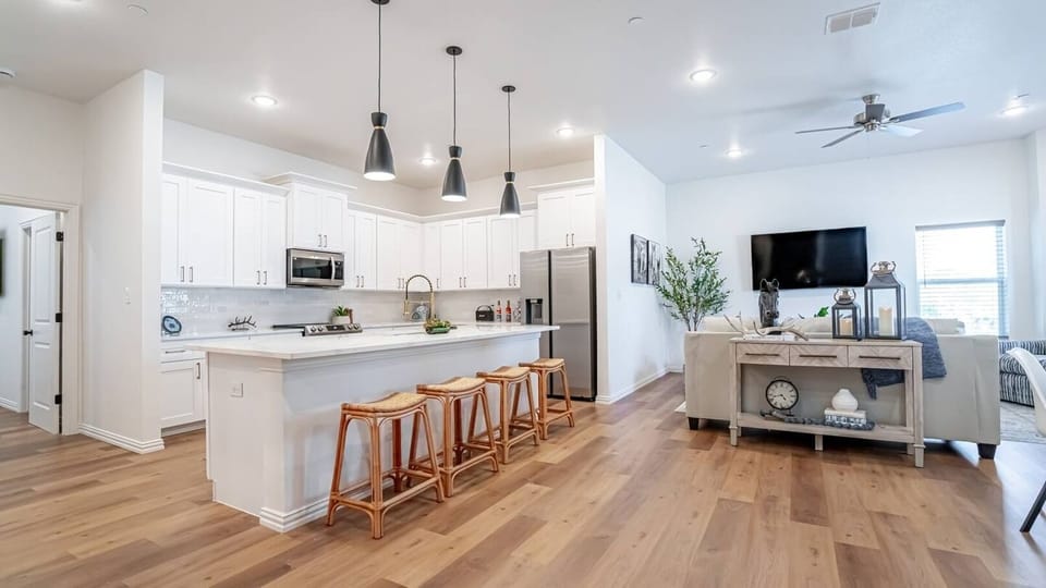Fully equipped chef’s kitchen with full-size appliances, cookware, utensils, and plenty of counter space—perfect for home-cooked meals or game day prep. Ideal for extended stays, family trips, and corporate housing near AT&T Stadium.