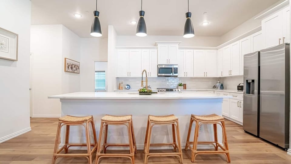Fully equipped chef’s kitchen with full-size appliances, cookware, utensils, and plenty of counter space—perfect for home-cooked meals or game day prep. Ideal for extended stays, family trips, and corporate housing near AT&T Stadium.