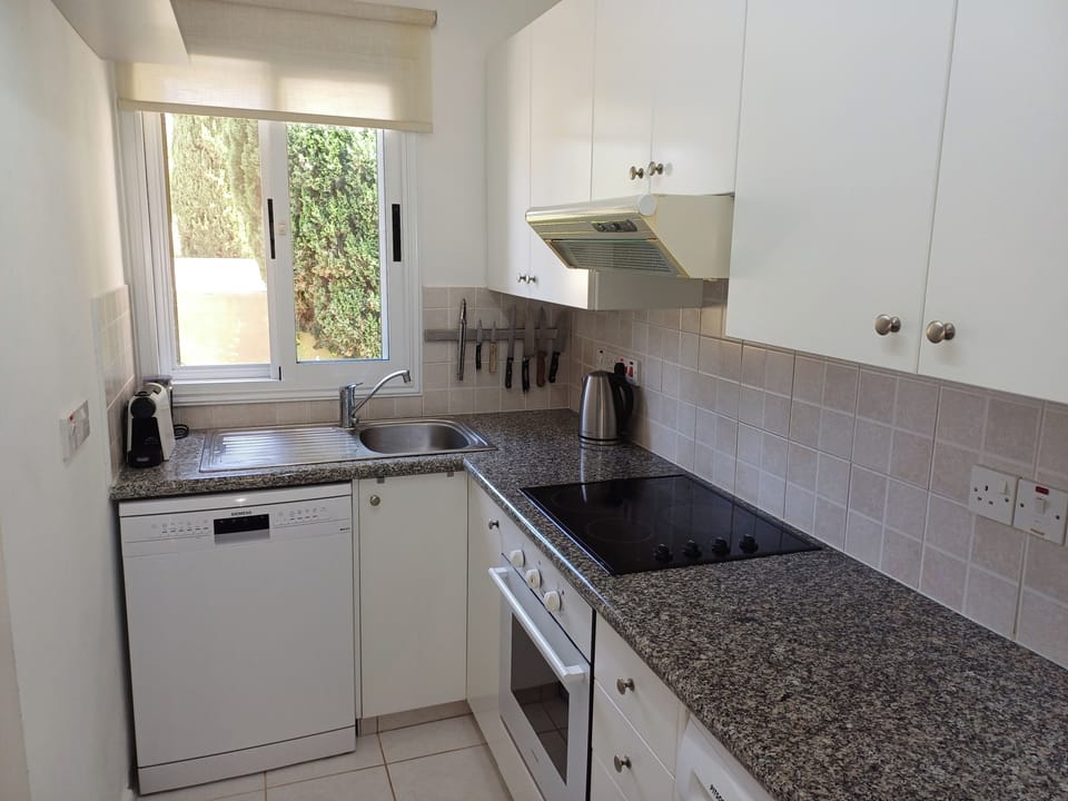 House | Private kitchen | Fridge, microwave, oven, stovetop