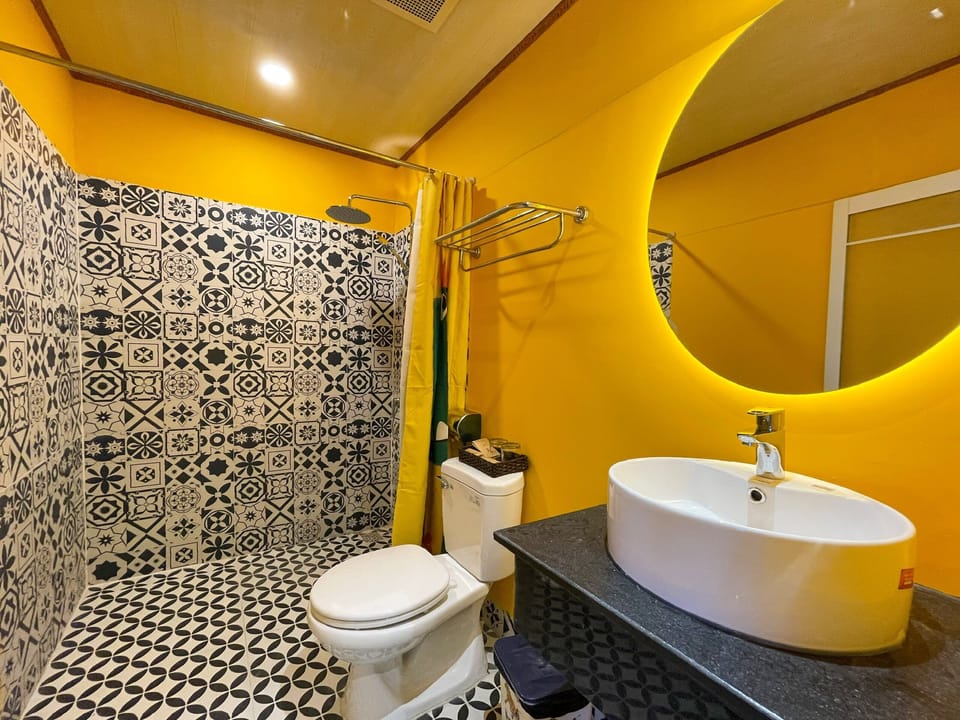 Shower, hair dryer, slippers, bidet