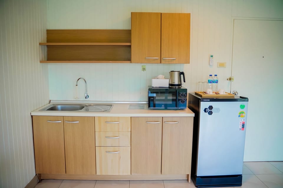 Comfort Condo, 1 King Bed with Sofa bed | Private kitchen | Fridge, microwave, cleaning supplies