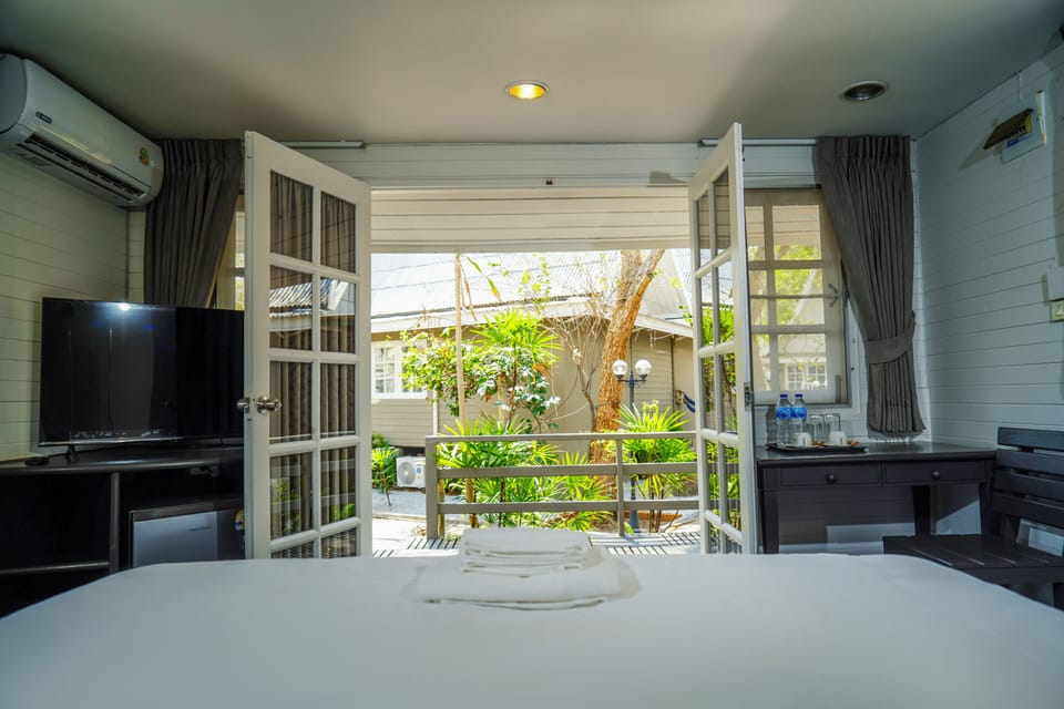 Deluxe Room, 1 King Bed, Balcony | Room amenity