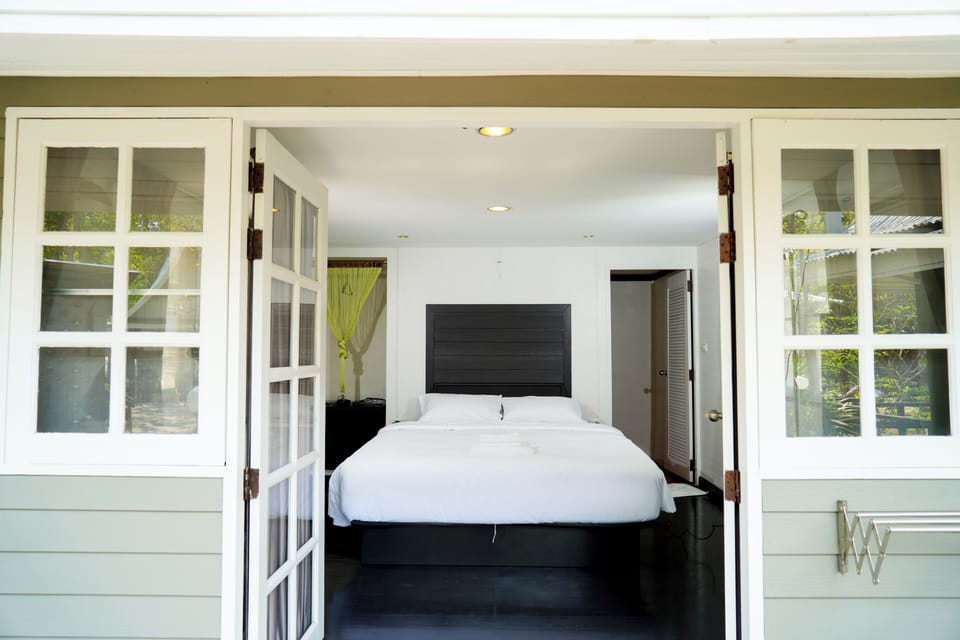 Deluxe Room, 1 King Bed, Balcony | Room amenity