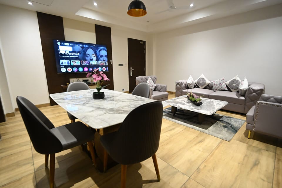 Standard Suite, 1 King Bed, Smoking, Annex Building | Living area