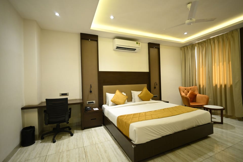 Standard Suite, 1 King Bed, Smoking, Annex Building | In-room safe, iron/ironing board, free WiFi