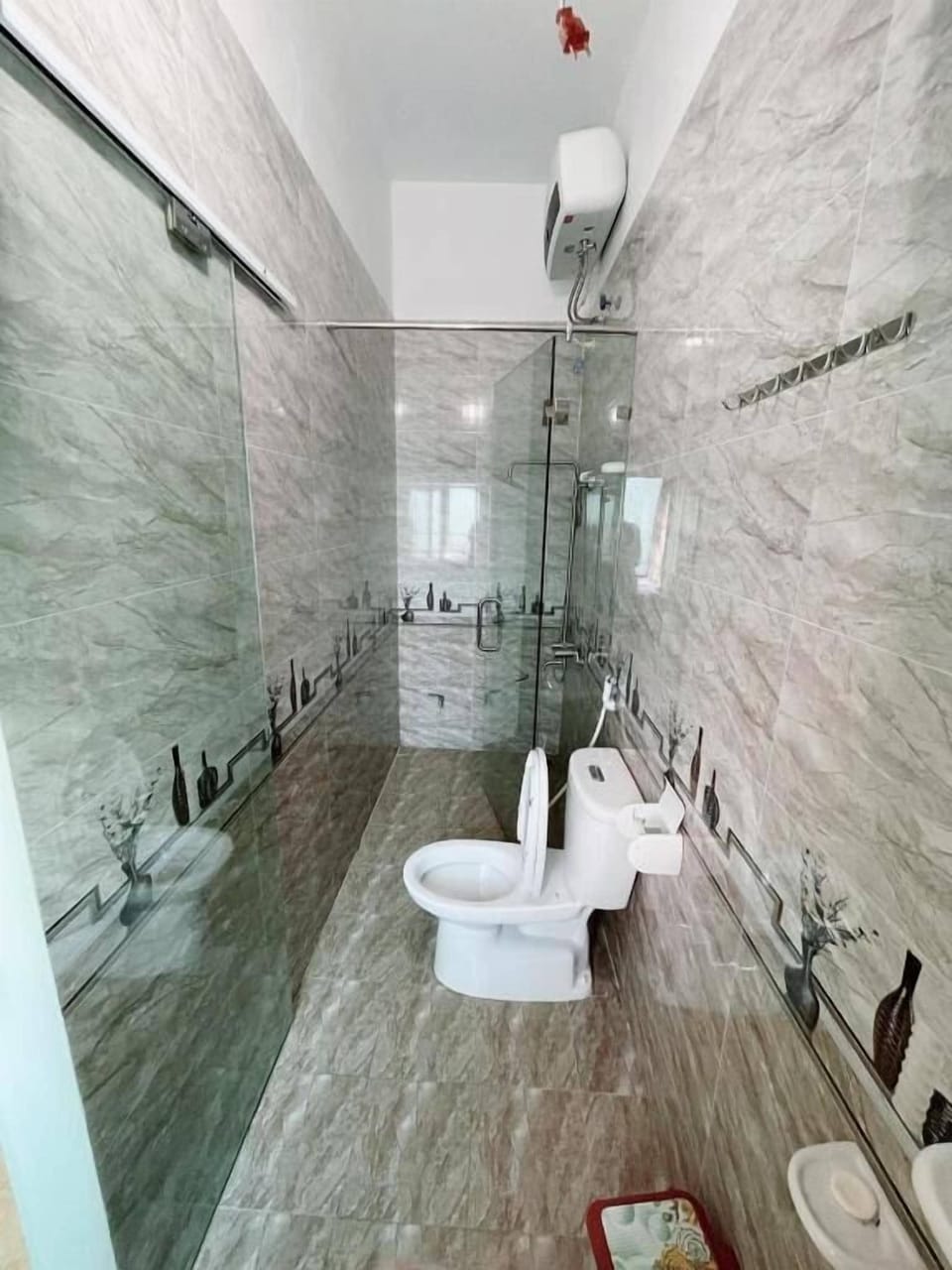 Shower, rainfall showerhead, free toiletries, hair dryer