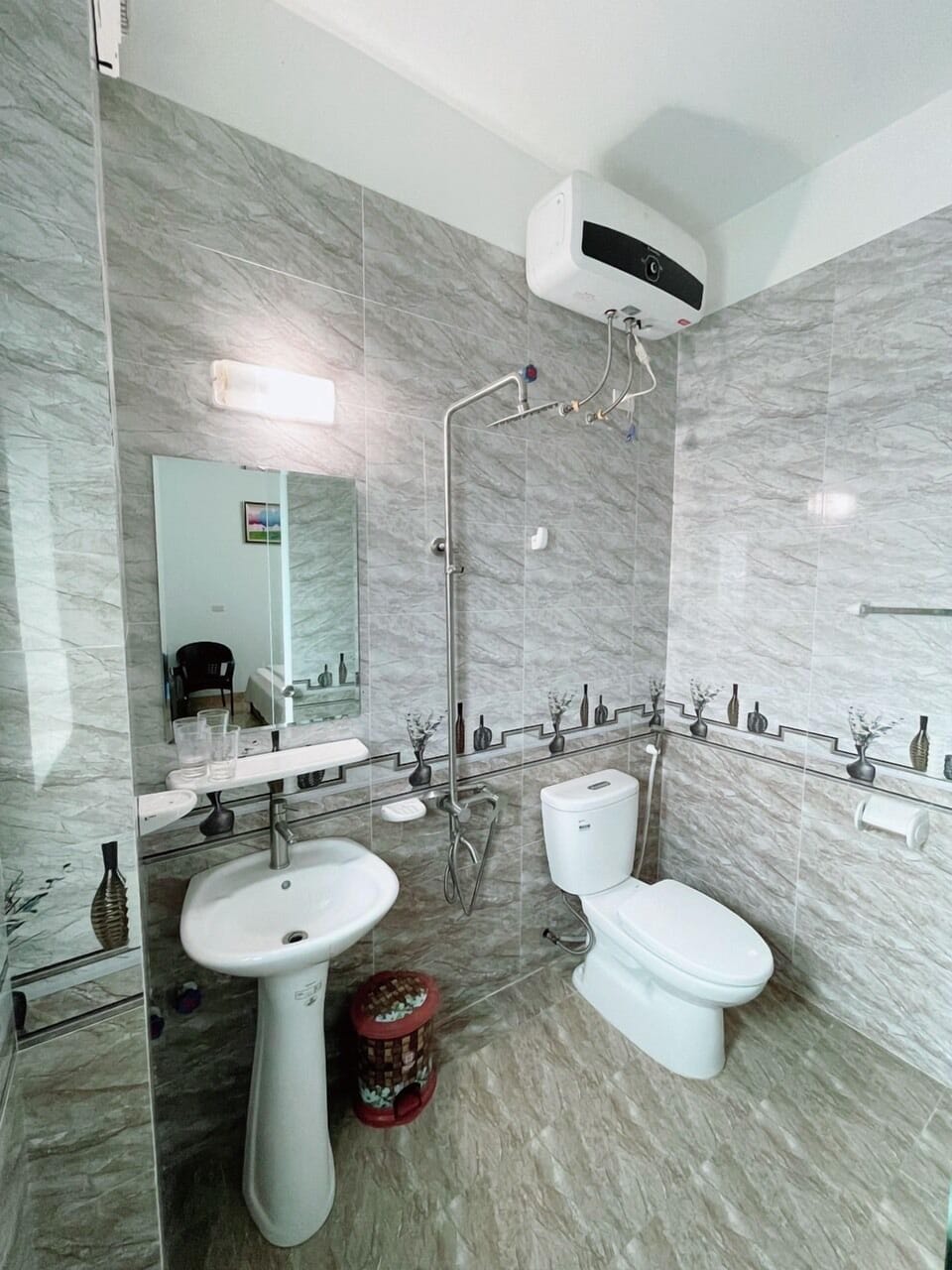 Deluxe Double Room | Bathroom | Shower, rainfall showerhead, free toiletries, hair dryer