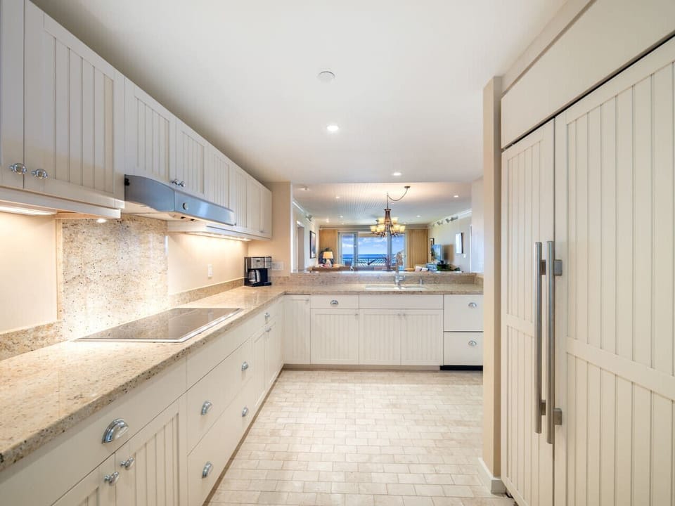 Fully equipped kitchen: coffee machine and Keurig, blender and more.