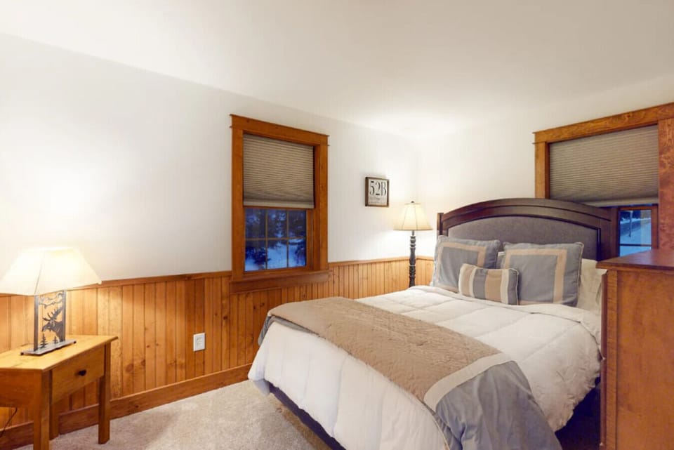Bedroom 1- Queen Bed