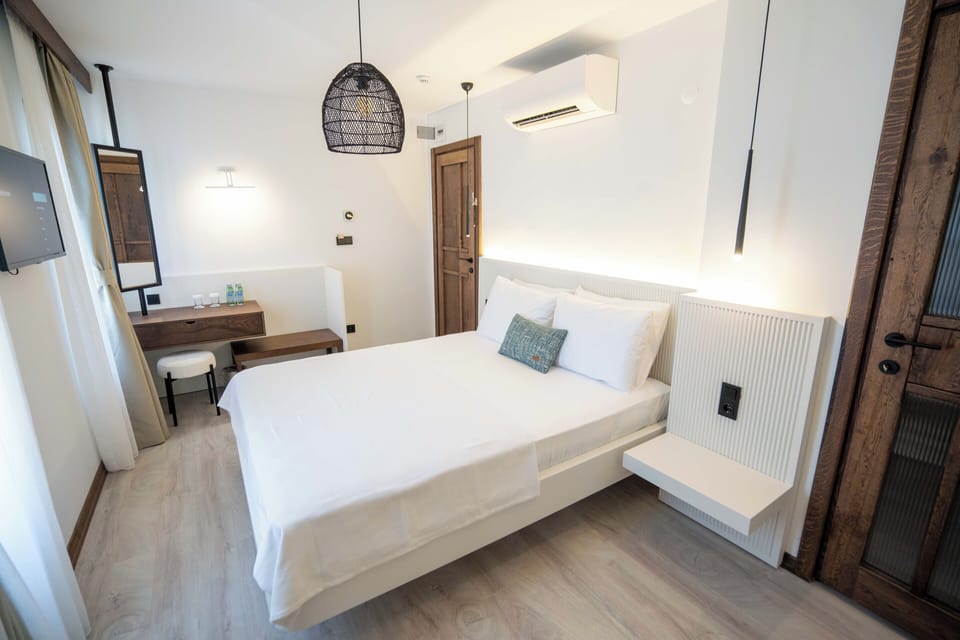 Standard Room | Minibar, in-room safe, free WiFi, bed sheets