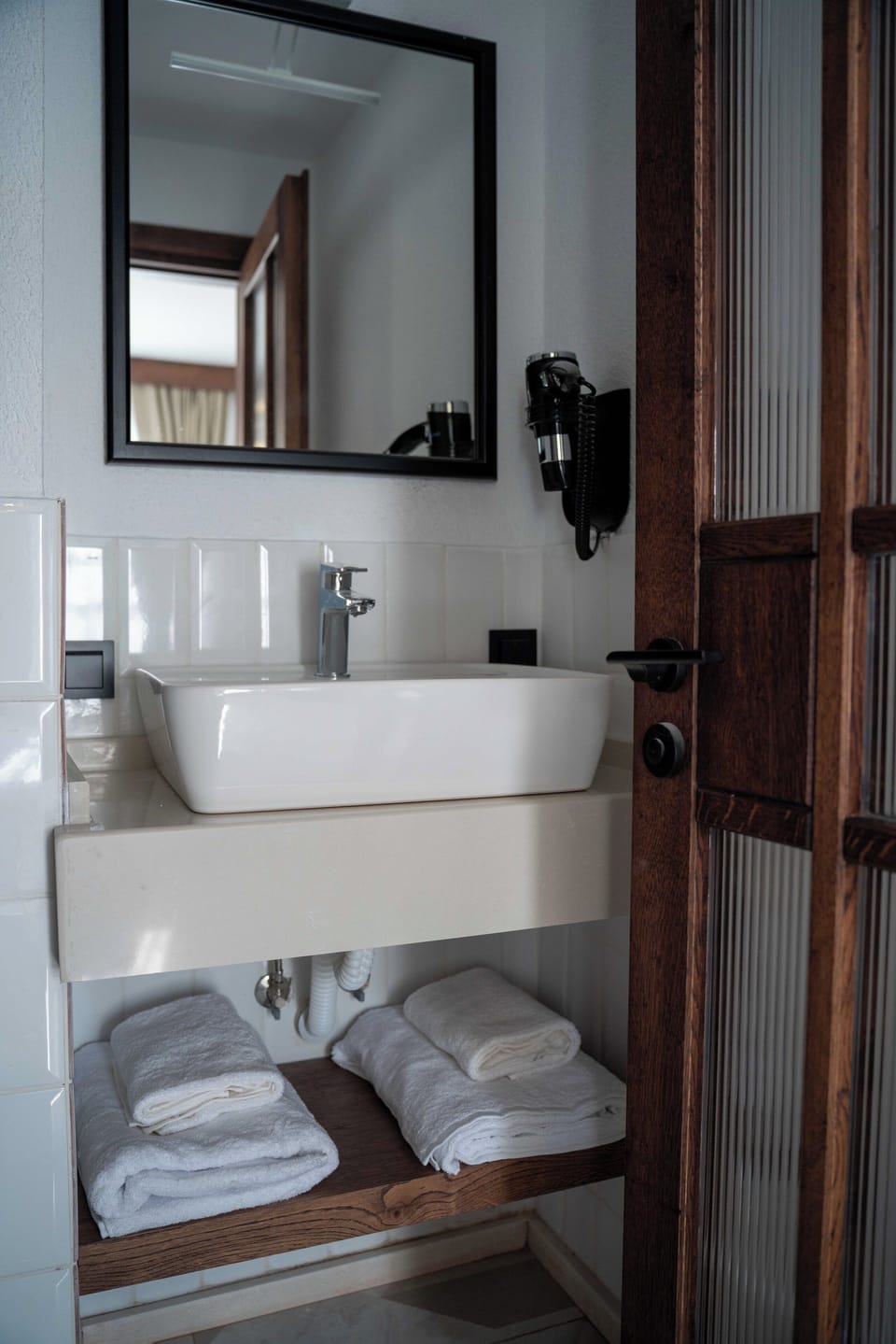 Deluxe Room (1) | Bathroom | Shower, hair dryer, slippers, towels