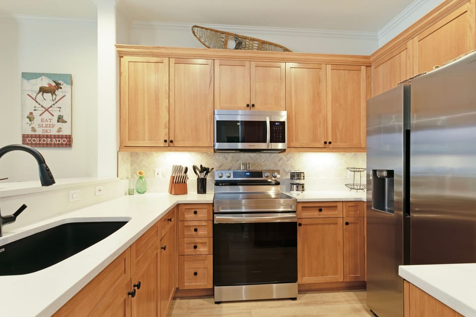 Condo, 2 Bedrooms | Private kitchen | Fridge, oven, coffee/tea maker, toaster