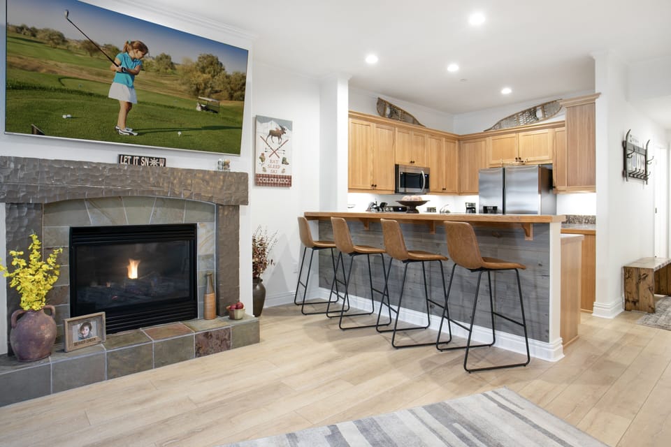 Condo, 2 Bedrooms | Private kitchen | Fridge, oven, coffee/tea maker, toaster