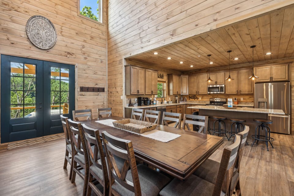Cabin, 5 Bedrooms | Dining