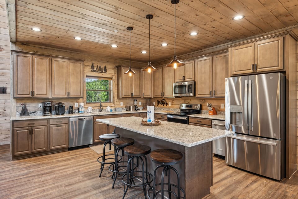 Cabin, 5 Bedrooms | Private kitchen | Coffee/tea maker, fridge, oven, toaster