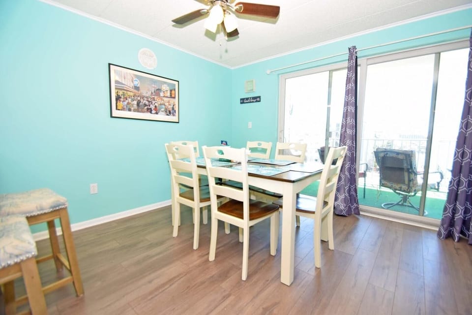 Condo, 2 Bedrooms | Dining